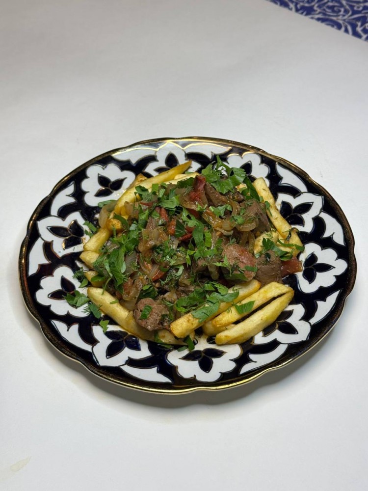 Джигар Сай на подушке из картофеля фри 