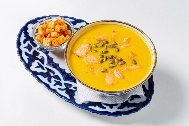 Тыквенный суп с креветками и лососем