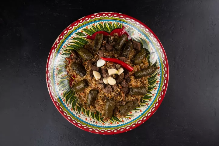 Плов на компанию с ожерельем из долмы