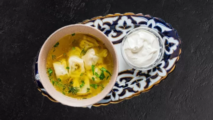 Суп дня: Бульон с куриными пельмешками и сметаной