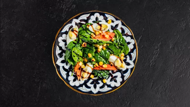 Салат со шпинатом и томатами