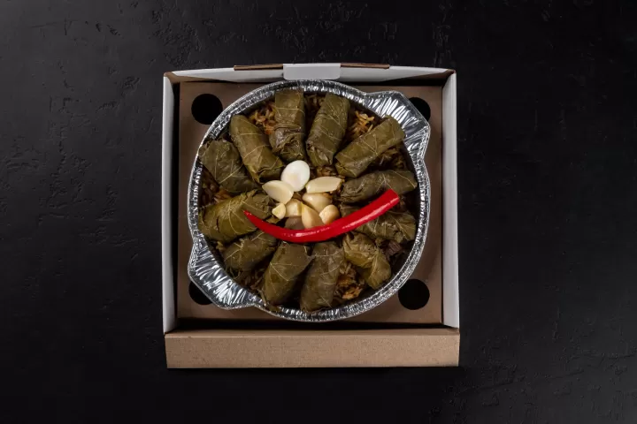 Казанчик плова на компанию с ожерельем из долмы